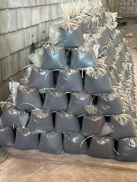 Sacos de granalha de aço para contrapeso estocados no galpão — pronta entrega