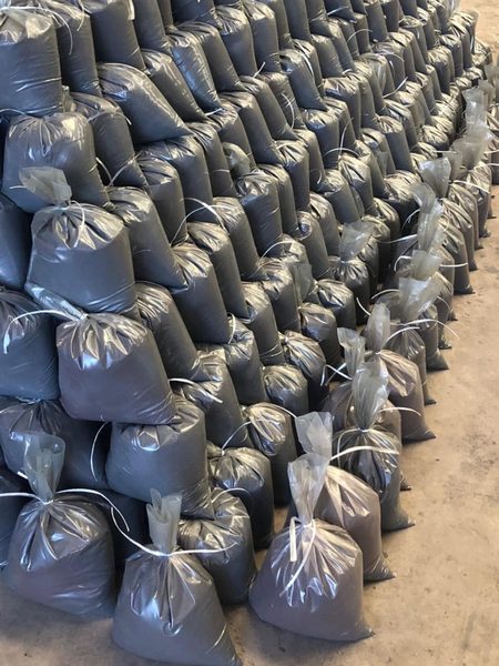 Pilha de sacos de granalha de aço para contrapeso de portões — estoque Engecaruso